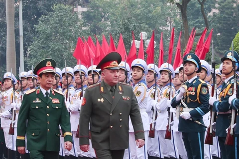 El general Phan Van Giang, ministro de Defensa de Vietnam y el teniente general Khrenin Viktor Gennadievich, ministro de Defensa de Belarús. (Fuente: VNA)