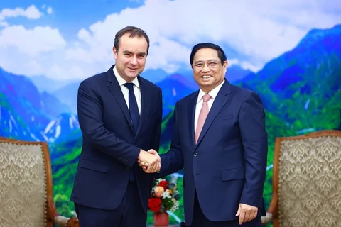 Le Premier ministre Pham Minh Chinh (droite) et le ministre français des Armées Sébastien Lecornu. Photo : VNA