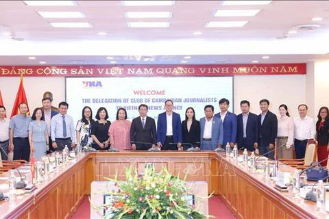 La séance de travail entre des journalistes vietnamiens et cambodgiens au siège du Centre national d'information. Photo : VNA