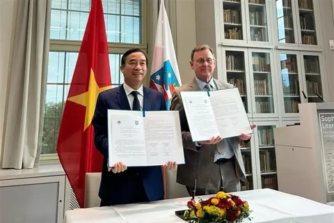 Le secrétaire adjoint du Comité du Parti et le président du Comité populaire de la ville de Da Nang, Le Trung Chinh (gauche) et le Premier ministre de l'État de Thuringe de l’Allemagne, Bodo Ramelow, ont signé un protocole d'accord de coopération. Photo : VNA