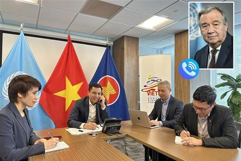 La conversation téléphonique entre l'ambassadeur Dang Hoang Giang, chef de la Mission permanente du Vietnam auprès de l’ONU et le secrétaire général de l'ONU, Antonio Guterres. Photo : VNA