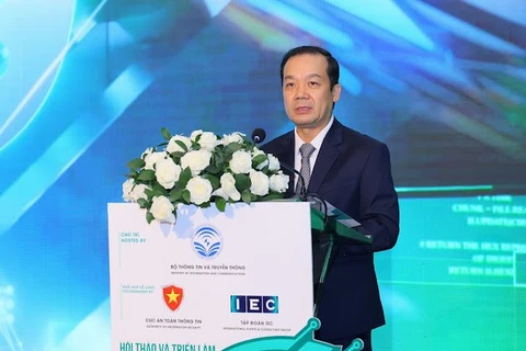 Le vice-ministre de l'Information et des Communications, Pham Duc Long au sommet. Photo : VNA