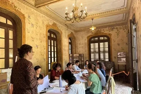 Des experts de l'Institut national du patrimoine français à une formation destinée aux cadres vietnamiens les 18 et 19 avril 2023 au Palais An Dinh, ville de Hue. Photo : Ambassade de France