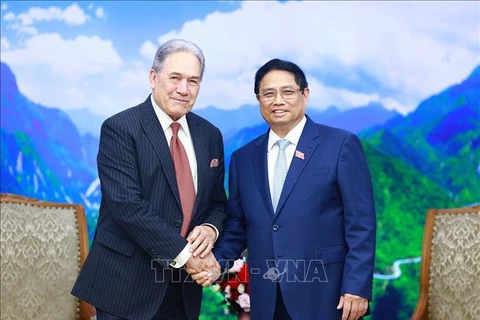 Le Premier ministre Pham Minh Chinh (droite) et le vice-Premier ministre et ministre néo-zélandais des Affaires étrangères Winston Peters. Photo : VNA