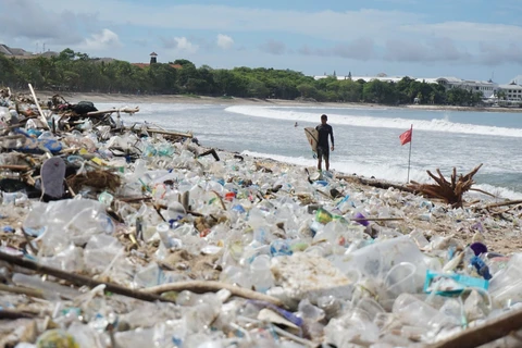 Des montagne de déchets plastiques sur la plage de Kuta à Bali. Photo : AAP