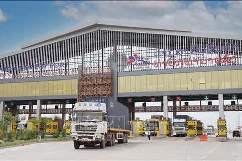 Le port Thanaleng à Vientiane au Laos. Photo : VNA