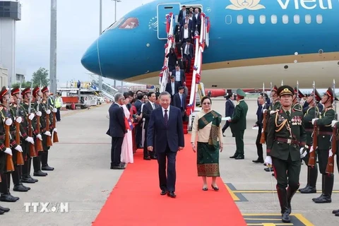 La cérémonie d'accueil du président Tô Lâm à l'aéroport international de Wattay, à Vientiane, au Lao. Photo: VNA