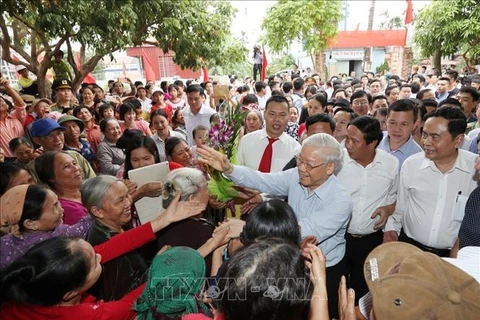 Le secrétaire général Nguyen Phu Trong avec des habitants du village de Thuong Dien, commune de Vinh Quang, district de Vinh Bao, lors de la Fête de grande union nationale de la ville de Hai Phong (15 novembre 2017). Photo : VNA