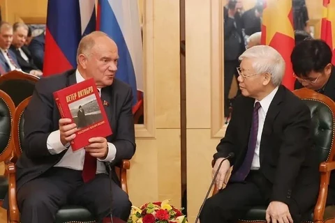 Le secrétaire général Nguyen Phu Trong (droite) a reçu le président du Parti communiste de la Fédération de Russie Gennady Ziuganov, le 8 septembre 2018 (heure locale), à ​​Moscou. Photo : VNA 