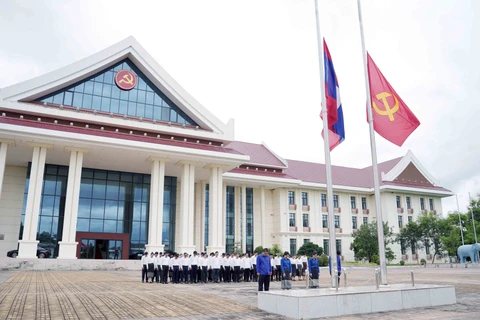 Le drapeau mis en berne au Laos. Photo : VNA