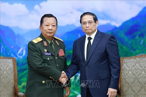 Le Premier ministre Pham Minh Chinh (droite) a reçu le 25 juillet à Hanoï le général Chansamone Chanyalath, vice-Premier ministre et ministre de la Défense du Laos, venu rendre hommage au secrétaire général Vietnam Nguyen Phu Trong. Photo : VNA