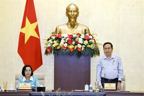 Le président de l'Assemblée nationale (AN) Tran Thanh Man travaille avec des commissions de l'AN. Photo : VNA