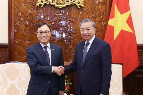 Le président To Lam (droite) a rencontré le 2 août à Hanoï l'ambassadeur de République de Corée, Choi Young Sam. Photo : VNA