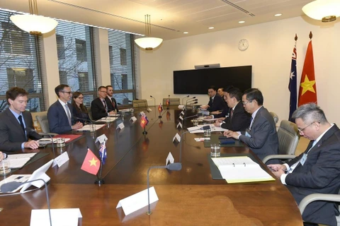 Le ministre des Finances Ho Duc Phoc travaille avec des responsables du Trésor australien. Photo : VNA