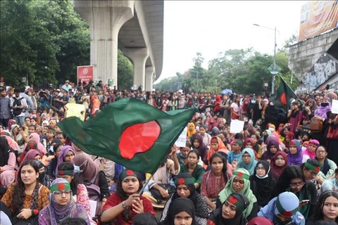 Des affrontements entre des dizaines de milliers de manifestants et de partisans du gouvernement bangladais a eu lieu le 4 août 2024, tuant au moins 91 personnes et en blessant des centaines. Photo : Xinhua/VNA