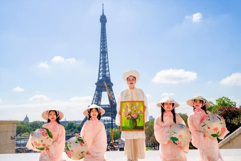 Exposition de peintures sur le lotus rose à Hanoï