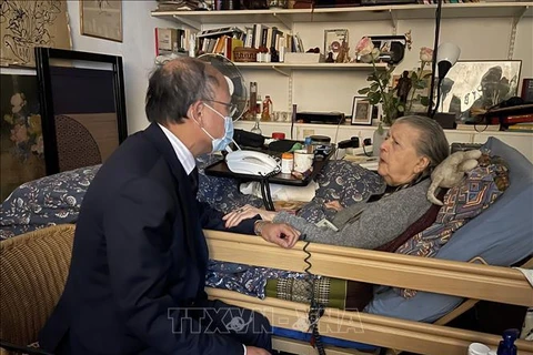 L'ambassadeur du Vietnam en France, Dinh Toan Thang, a rendu visite à Madeleine Riffaud. Photo : VNA