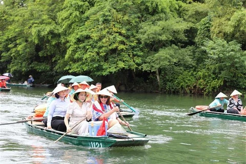 La présidente du Sénat australien Sue Lines visite le complexe d’écotourisme de Trang An. Photo : VNA