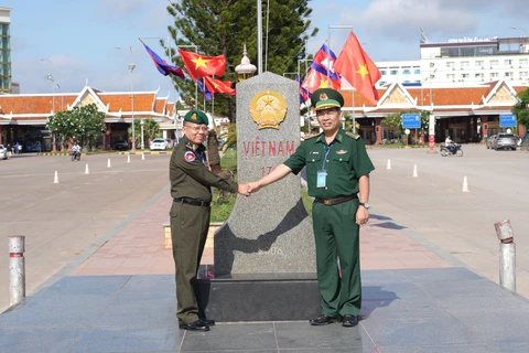 Échange entre des jeunes officiers de Tay Ninh (Vietnam) et du Cambodge