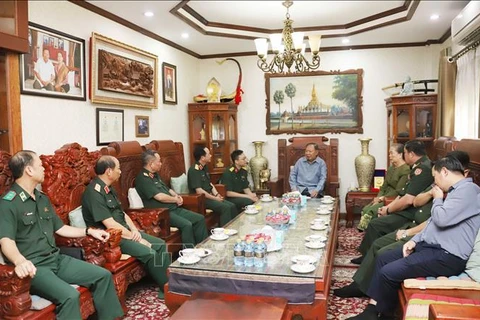 Le général de corps d’armée Trinh Van Quyet, chef du Département général de politique de l’Armée populaire est rendu visite à l'ancien secrétaire général du Parti et président du Laos, Bounnhang Vorachith. Photo : VNA