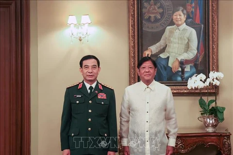 Le général Phan Van Giang (gauche) a rendu le 30 août une visite de courtoisie au président philippin Ferdinand Romualdez Marcos Jr. Photo : VNA