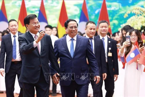 Le Premier ministre Pham Minh Chinh et le secrétaire général du Parti populaire révolutionnaire du Laos et président du Laos, Thongloun Sisoulith, en visite d’État au Vietnam. Photo : VNA