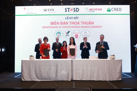 La cérémonie de signature d'un protocole d'accord entre le Vietnam et la Suisse. Photo : VNA