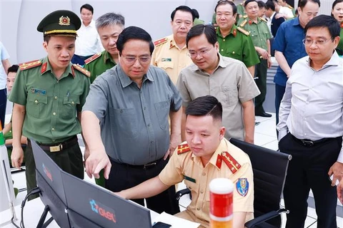 Le Premier ministre Pham Minh Chinh se rend au Centre d'information du commandement de la Police provinciale de Bac Ninh. Photo : VNA