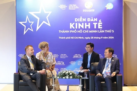 Bui Xuân Cuong, vice-président du Comité populaire de Hô Chi Minh-Ville, a reçu le 25 septembre Torsten Bonew, maire adjoint de Leipzig (Allemagne) en visite dans la ville. Photo : VNA