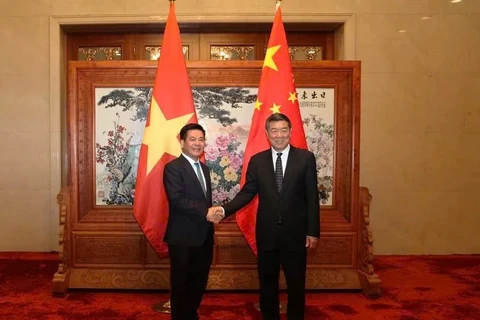 Le ministre vietnamien de l'Industrie et du Commerce Nguyen Hong Dien (gauche) a eu une entrevue le 30 septembre à Pékin avec le vice-Premier ministre chinois He Lifeng. Photo : VNA