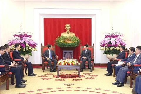 Le permanent du secrétariat du Parti communiste du Vietnam Luong Cuong a reçu mardi matin 8 octobre à Hanoï l'ambassadeur chinois He Wei. Photo : VNA