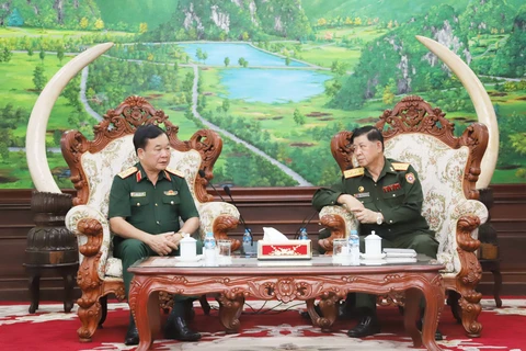 Le général de corps d’armée Hoang Xuan Chien, vice-ministre vietnamien de la Défense, a travaillé le 9 octobre à avec son homologue lao Vongkham Phommakon, en marge des 45e et 46e Sommets de l’ASEAN en cours à Vientiane au Laos. Photo : VNA