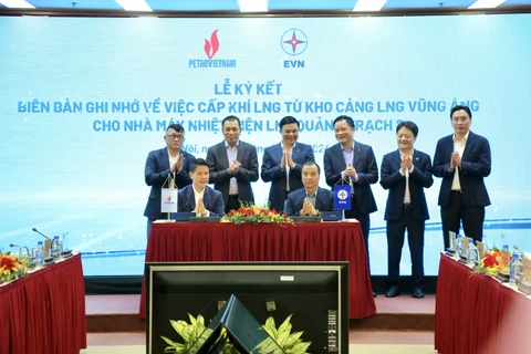 Pham Van Phong, directeur général de PV GAS et Ngo Son Hai, directeur général adjoint d'EVN ont signé le protocole d'accord. Photo : petrovietnam.petrotimes.vn