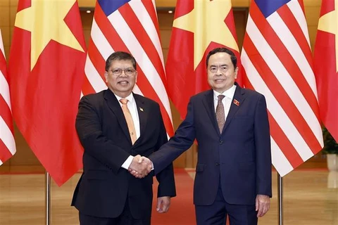 Le président de l’Assemblée nationale du Vietnam Tran Thanh Man (droite) s'entretient à Hanoï avec le président de la Chambre des représentants de Malaisie, Tan Sri Dato' Johari Bin Abdul. Photo : VNA