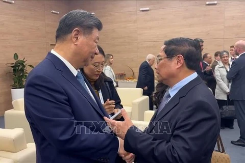 Le Premier ministre Pham Minh Chinh (droite) et le secrétaire général du Comité central du Parti communiste et président chinois Xi Jinping. Photo : VNA