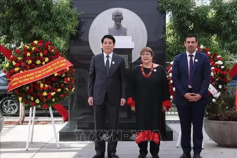 Le président Luong Cuong (gauche) et l'ancienne présidente Michelle Bachelet à la cérémonie de commémoration du Président Ho Chi Minh au parc portant son nom à Santiago. Photo : VNA