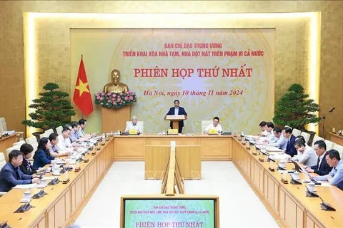 Le Premier ministre Pham Minh Chinh, chef du Comité directeur national chargé de la suppression des maisons temporaires et délabrées dans tout le pays, a présidé sa première réunion. Photo : VNA