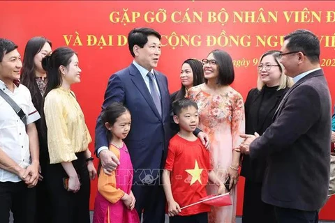 Le président Luong Cuong rencontre la communauté vietnamienne au Chili. Photo : VNA