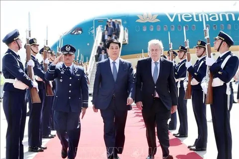 La cérémonie d'accueil du président Luong Cuong à l'aéroport national Arturo M. Benitez dans la capitale Santiago. Photo : VNA