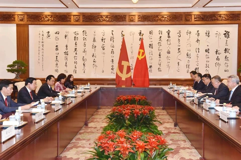 La séance de travail entre Phan Dinh Trac et le dirigeant chinois Li Xi. Photo : VNA