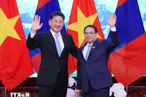 Une rencontre entre le Premier ministre Pham Minh Chinh (droite) et le président mongol Ukhnaagiin Khurelsukh. Photo : VNA