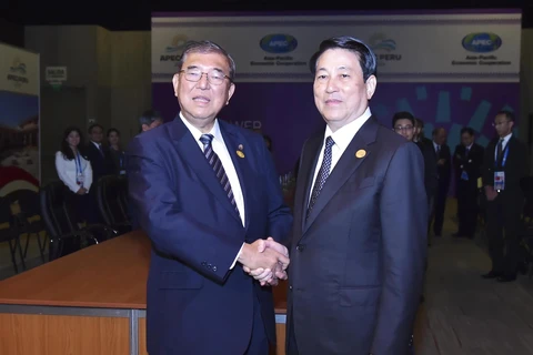 Le président Luong Cuong (droite) a rencontré, le 16 novembre (heure locale) à Lima, le Premier ministre japonais Ishiba Shigeru. Photo : VNA