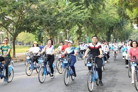 Des participants à la “Balade de l’amitié à vélo pour un Hanoï vert”. Photo : VNA