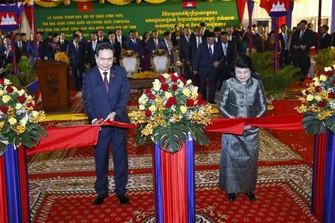 Le président de l'Assemblée nationale du Vietnam (AN) Tran Thanh Man et la présidente de l'AN du Cambodge Samdech Khuon Sudary ont coupé la bande d'inauguration du bâtiment administratif de l'AN du Cambodge. Photo : VNA