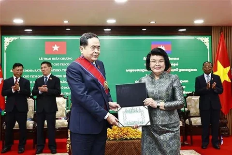 La présidente de l'Assemblée nationale du Cambodge, Samdech Khuon Sudary, a décerné l'Ordre royal du Mérite de classe Grand Croix du Cambodge au président de l'Assemblée nationale du Vietnam Tran Thanh Man. Photo : VNA