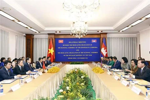 L'entretien entre le président de l'Assemblée nationale du Vietnam Tran Thanh Man et la présidente de l'Assemblée nationale du Cambodge Samdech Khuon Sudary. Photo : VNA