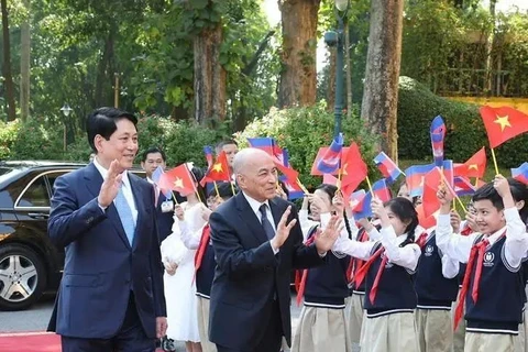 Cérémonie d'accueil officielle en l'honneur du roi du Cambodge. Photo : VNA