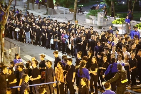 Tens of thousands line up at night to pay respects to Party General Secretary Nguyen Phu Trong