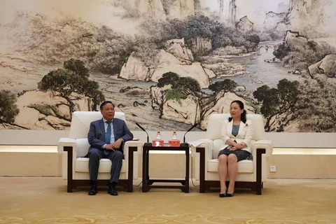 Vice Secretary of Hanoi's Party Committee Nguyen Van Phong (L) meets Yuan Gujie, member of the Standing Committee of the Guangdong provincial Committee and Secretary of the Political and Legal Affairs Committee. (Photo courtesy of the Hanoi delegation)