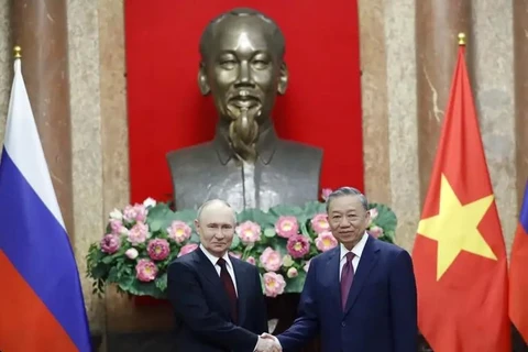 Vietnamese President To Lam (R) receives Russian President Vladimir Putin (Photo: VNA)